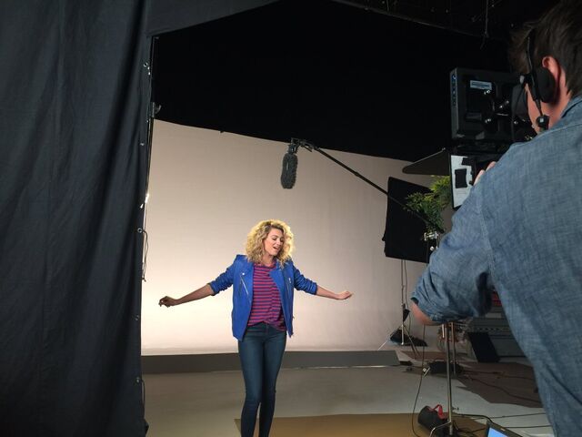 File:ToriKelly-set.jpg