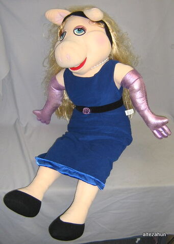 File:Sababa piggy 4 feet.jpg