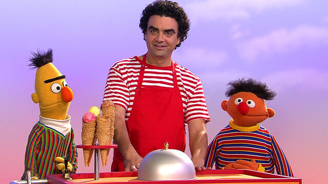 File:Sesamstrasse-Ernie&BertSongs-RolandoVillazon-(2013-10-26).jpg