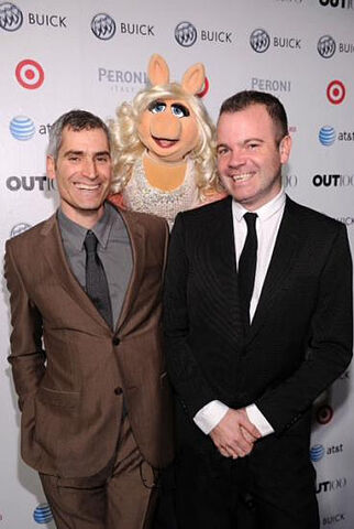 File:OUT100-RedCarpet-MissPiggy&OUTeditor-in-chiefAaronHicklin-(2011-11-18).jpg