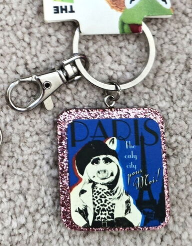 File:Hanover accessories piggy paris keychain.jpg