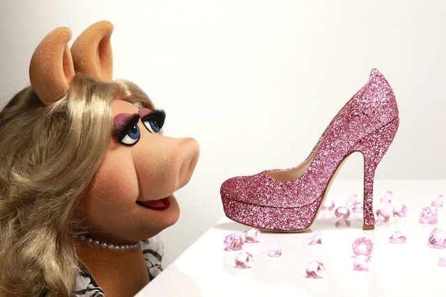 File:Harperspiggyshoe.jpg