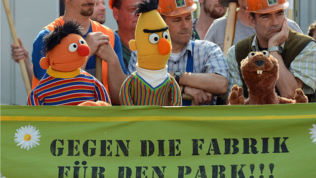 File:EineMöhreFürZwei-Blumenfabrik-Ernie&Bert.jpg
