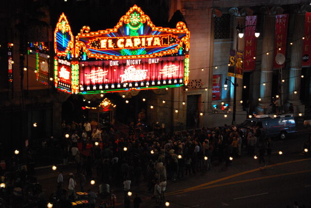 File:ReshootsOutsideTheElCapitanTheatre.jpg