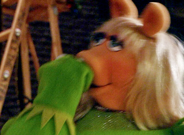 File:Kiss-kermpig-vmx.jpg