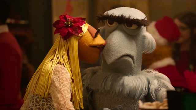File:TheMuppets-S01E10-Janice&Sam-Kiss.png