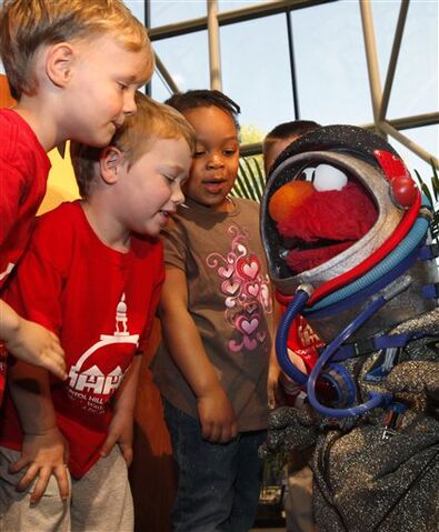 File:Elmoastronaut.jpg