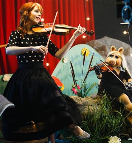 File:Lindsey Stirling Piggy.jpg