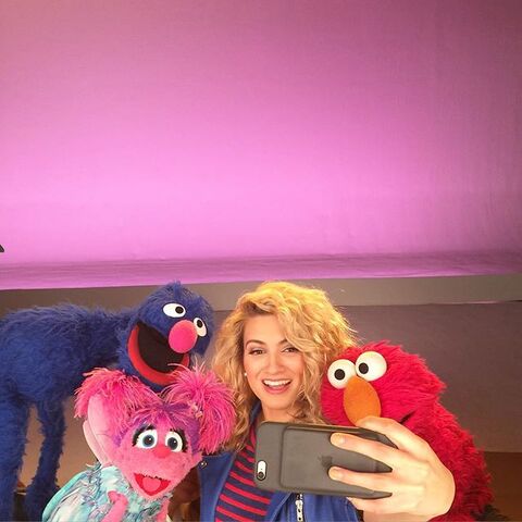 File:ToriKelly-Grover-Abby-Elmo.jpg