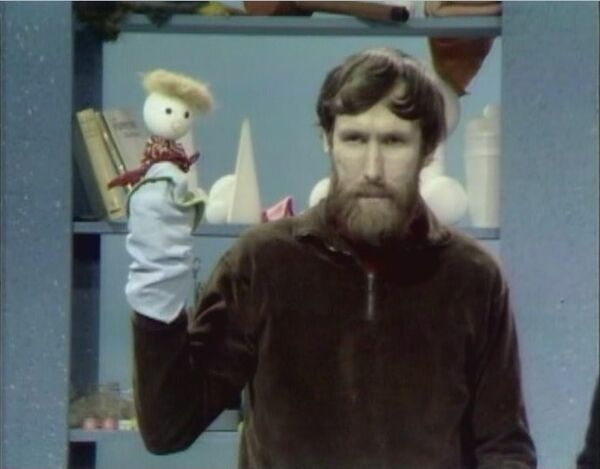 File:MuppetPuppetPlays02.jpg