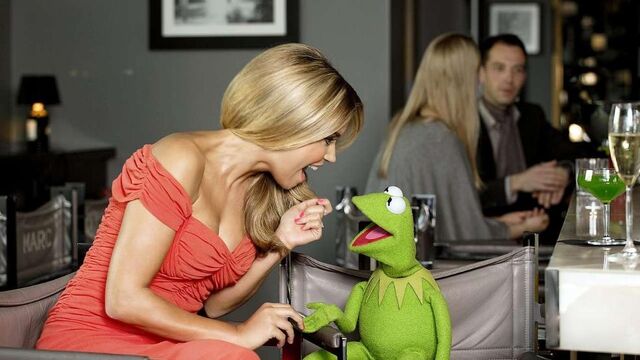 File:BILD-SylvieMeis-mit-Kermit-in-Berlin-(2014)-02.jpg