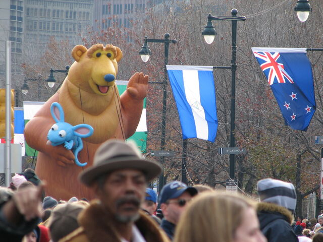 File:Bearinthebigbluehouseballoon04.jpg