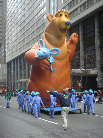 File:Beartutterballoon-Philly.jpg