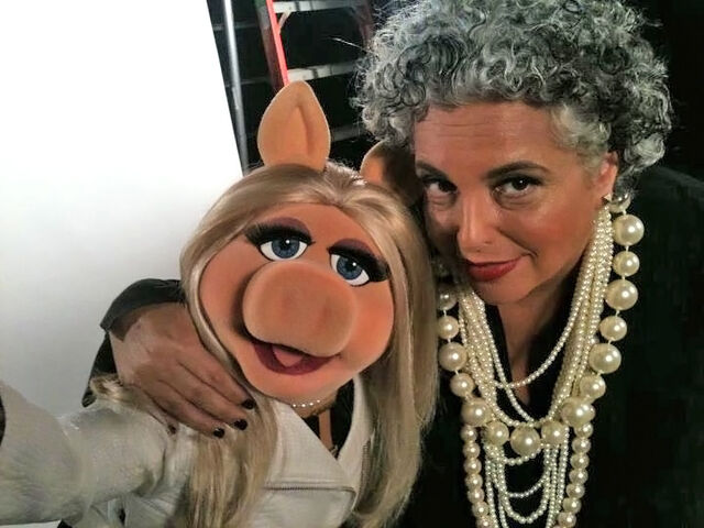 File:NYFW-2011-MissPiggy-and-LeeoraCatalan-of-nOirJewelry.jpg