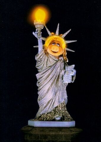 File:Piggystatueofliberty.jpg