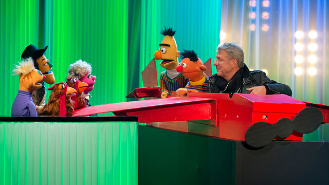File:Sesamstrasse-Ernie&BertSongs-ReinhardMey-ÜberDenWolken-(2013-02-12).jpg