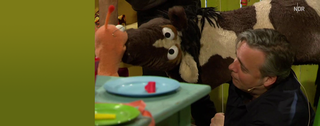 File:Kiss-Pferd&Finchen-UnsereGeschichte-AlsDieSesamstaßeNachDeutschlandKam-(2012-2013).png