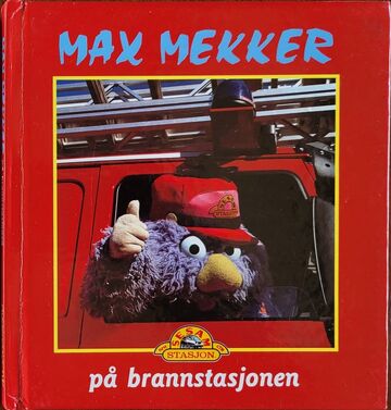 File:Max mekker pa brannstasjonen.jpg