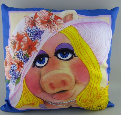 File:D & m 1981 satin throw pillow piggy 1.jpg