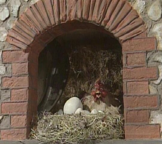 File:Humpty-hen.jpg