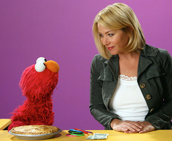 File:Christina Applegate and Elmo.jpg