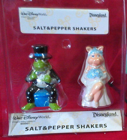 File:Disney theme parks kermit piggy wedding salt pepper shakers 1.jpg