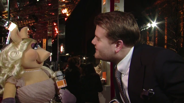 File:BAFTA-Awards-2012-MissPiggy&JamesCorden.png