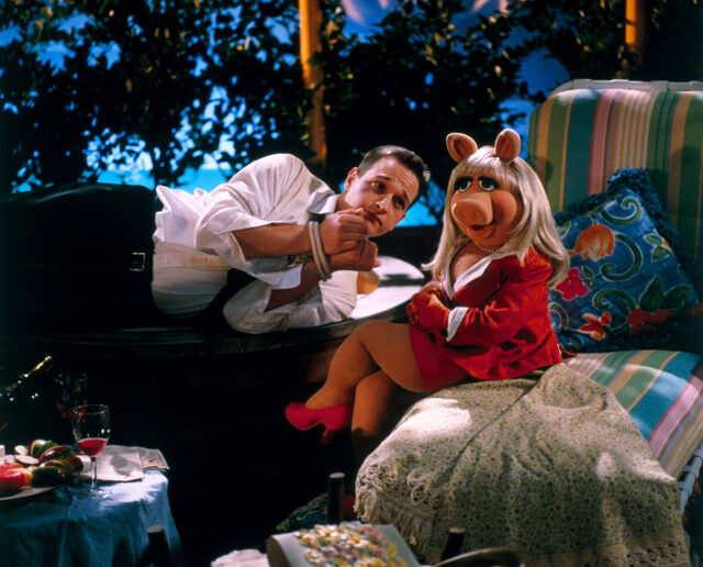 File:MuppetsFromSpace-JoshCharles-and-Piggy.jpg