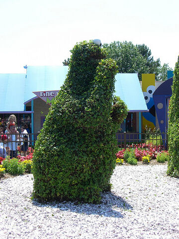 File:SesamePlaceTopiaries (6).jpg