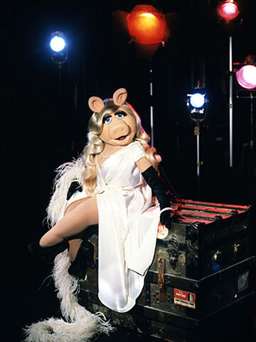 File:MissPiggy-WhiteDress-(2011-2012)-02.jpg