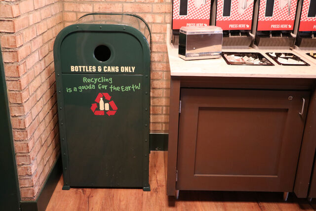 File:PizzeRizzo trash 03.jpg