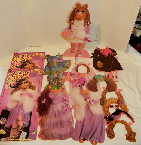 File:Colorforms 1980 miss piggy paper doll set 1.jpg