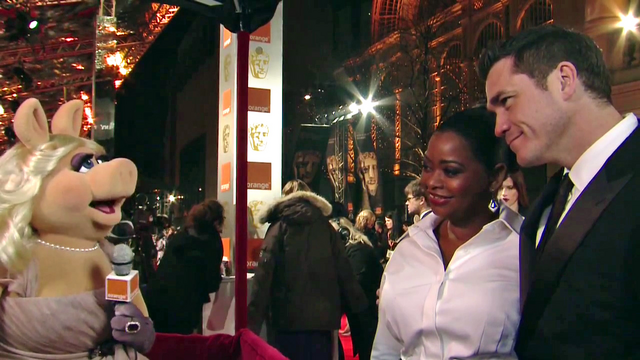 File:BAFTA-Awards-2012-MissPiggy&TateTaylor.png