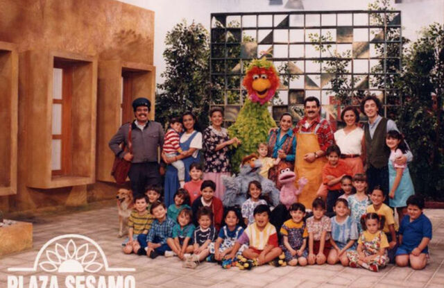 File:PlazaSesamo90Cast.jpg