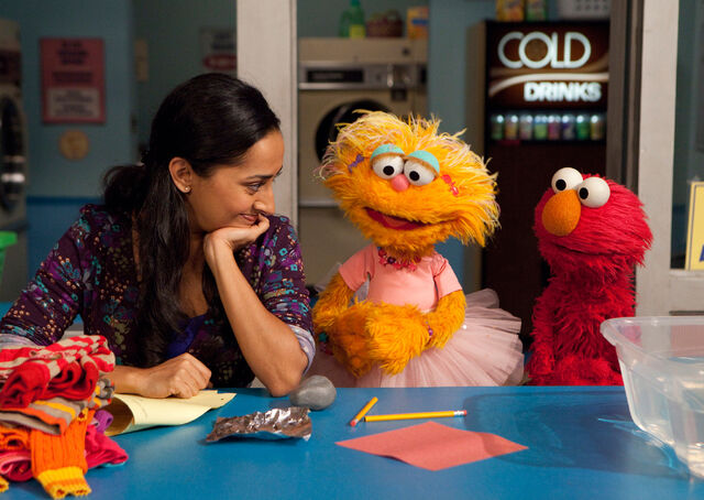 File:Leela, Zoe and Elmo.jpg