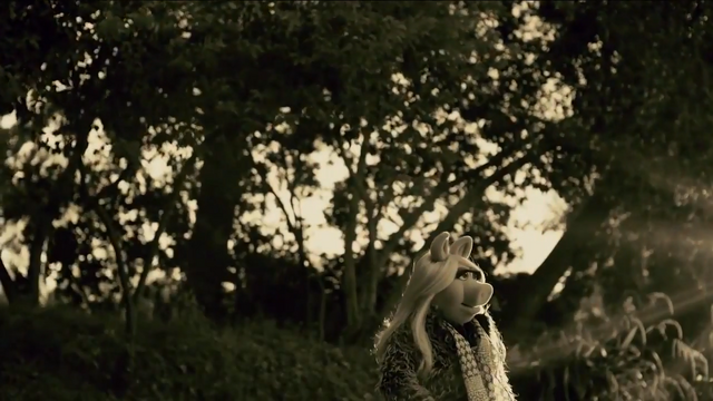 File:Miss Piggy Adele Hello spoof 03.png