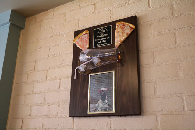 File:PizzeRizzo wall 04.jpg