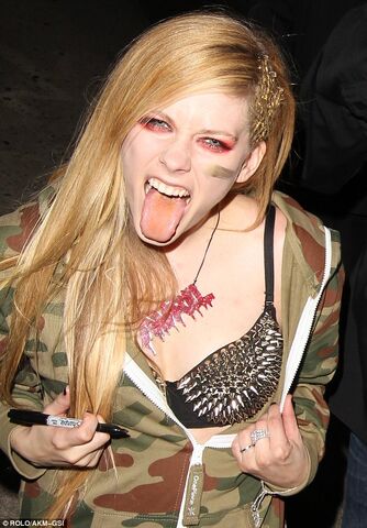 File:Avrilspikedbra.jpg