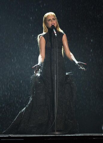 Plik:Paloma-Faith-gown-2015-Brit-Awards-performance-2.jpg