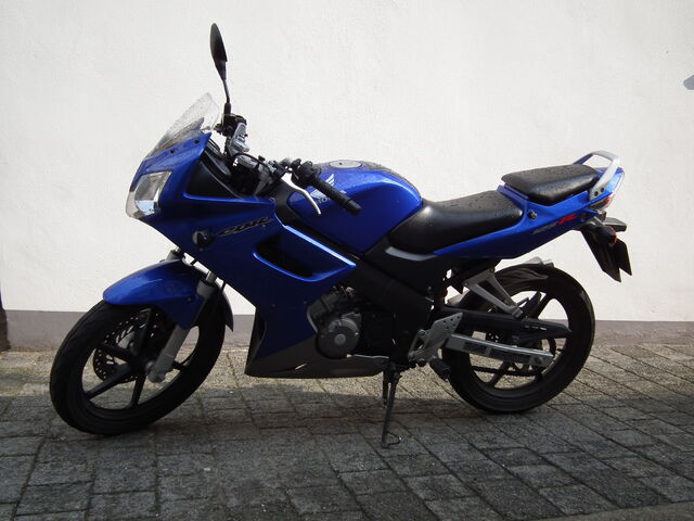 File:Blaue Honda CBR 125R.jpg