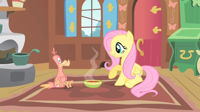 Fichier:Fluttershy donnant de la soupe à Philamena S01E22.png