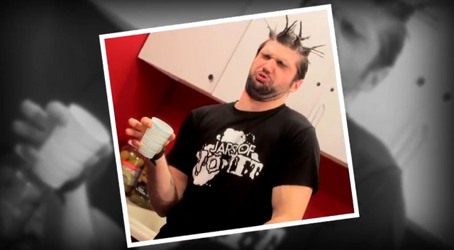 File:Metal+doing+the+duck+face.png