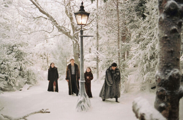 File:Pevensies lamppost winter.jpg
