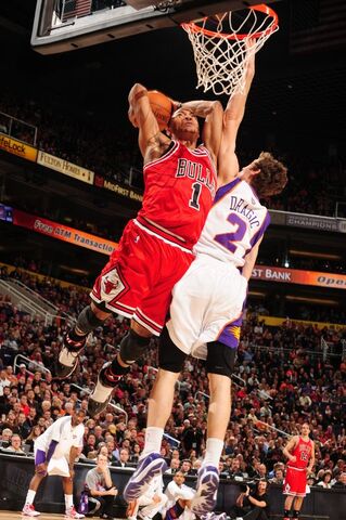 File:Derrick Rose Dunks On Goran Dragic.jpg