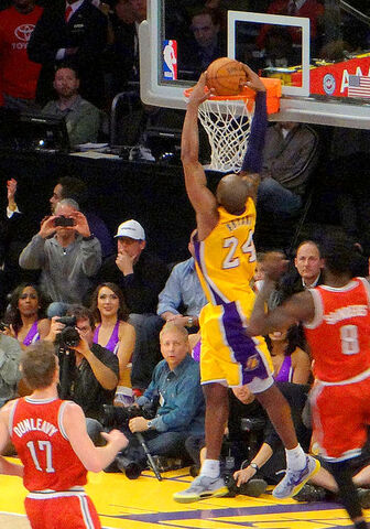File:Kobe Bryant dunking 2013.jpg