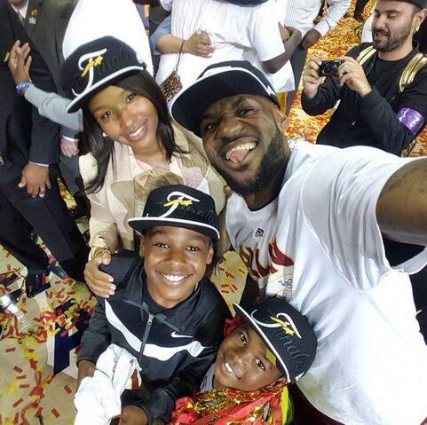 File:Lebron-family.jpg