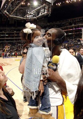 File:Kobe Bryant kiss Natalia.jpg