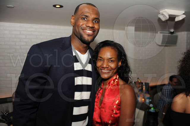 File:941596Lebron-Gloria-James1.jpg