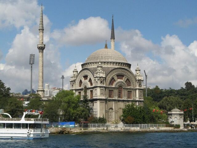 Fișier:Dolmabahce Mosque in Istanbul - Turkey.jpg