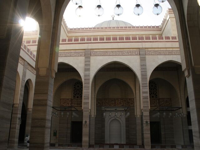 Fișier:Al Fateh Mosque in Manama - Bahrain (courtyard).jpg